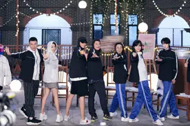 黄子韬为萌探家族做团服 直言：少了杨紫不够完美图片