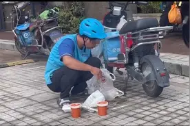 “饿了么”小哥这一幕被拍个正着 多管闲事？图片