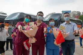 在市八战斗37天，患者零死亡，中山一重症团队终凯旋图片
