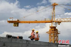 呼和浩特气温持续上升 工人夏日忙建设图片