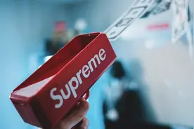 揭秘Supreme“山寨生意”：让薇娅“翻车”的授权方仍在寻求合作，联名费一年超百万图片