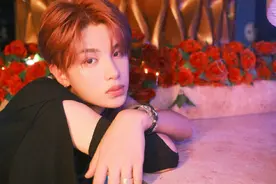 黄明昊化身玫瑰少年拍大片 上演侧颜杀氛围感满满图片