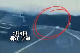 浙江女子阴天骑车被闪电击中身亡，事发地路面留下圆坑图片