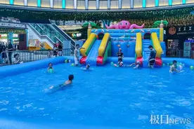 清凉一夏！武汉萌娃们在充气泳池里快乐玩耍图片