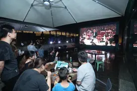 2021上海夏季音乐节开幕，音乐家们在台上跳起舞来图片