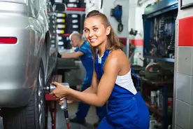 快评｜“汽修女孩”刷屏，可否刷新对职业学校的刻板印象图片