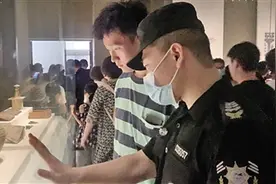 陕历博这名保安员“兼职”讲解还能说英语 每天跑步来上班图片