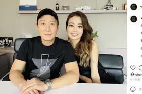 容祖儿合影偶像黎明为其打call 躲身后秒变迷妹图片