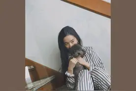 刘亦菲穿睡衣抱泰迪约姐妹吃饭 素颜皮肤状态佳图片