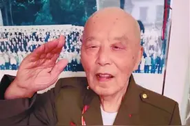 如今 耄耋之年的他唱起战歌依然铿锵有力图片