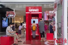 “时光之镜”走进商场 市民与革命先烈“对话”图片