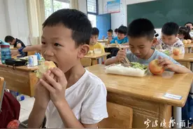 奉化“水蜜桃爷爷”，这回藏不住了！默默行善5年，上千斤桃子只送不卖…图片