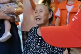 成都“口袋婆婆”85岁了！大家为她再办生日宴图片
