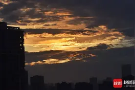 今晨成都美极了！朝霞映满天空，阳光下的群山像画了粉红的“彩妆”图片