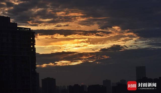群山像什（今晨成都美极了朝霞映满天空）
