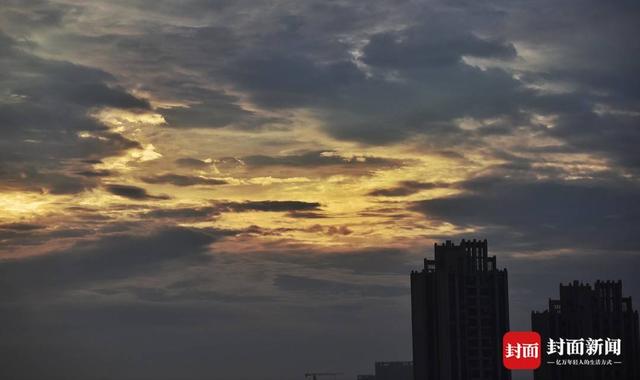 今晨成都美极了！朝霞映满天空，阳光下的群山像画了粉红的“彩妆”