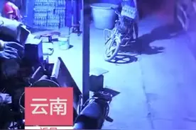 后怕！货车甩门男子神反应躲过一劫，监控记录惊险一幕图片