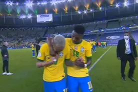 赛后内马尔泪洒赛场，哭成泪人图片