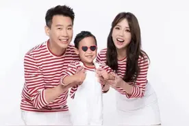 江佩蓉晒全家合影为陶喆庆生 夫妻俩抱起孩子幸福满满图片