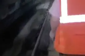 上海大爷70万手表掉进地铁轨道 正要找地铁开走了......图片