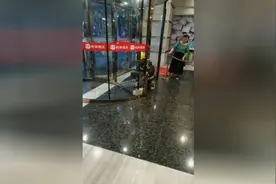 宠物狗被卡酒店旋转门消防砸门营救 工作人员：狗主人赔偿千元视频封面