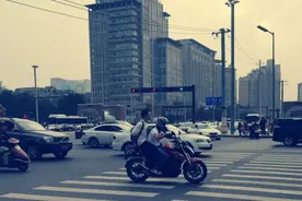 热线实录｜随意变道 摩托车上高架 摩友呼吁：摩托车管理应更细化图片