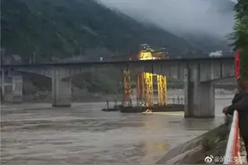 四川泸定一公路大桥被撞，封闭抢险工作正在进行图片