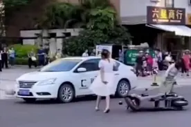 广东湛江白裙女子路中间推倒电动车跳上轿车前盖！被警方带走图片