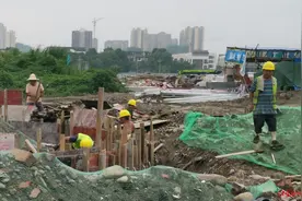 四川乐山一在建工地涉嫌无证施工 城管部门：已发停工通知书，将进一步调查图片