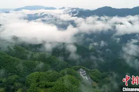 “村医”父母带九岁女儿“驻村”700余天感动乡民图片