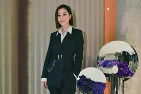 佘诗曼穿黑色西装化身霸气女总裁 齐肩短发干练帅气图片