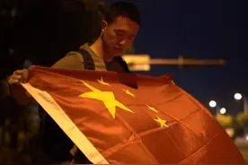 “护国旗”热潮背后：祖国是我们坚强的后盾图片