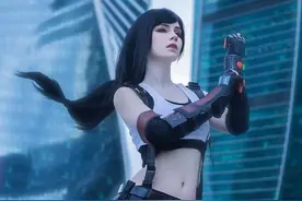 俄妹COS不同版本的蒂法合集：纤腰短裙长腿迷人眼图片