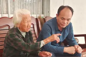 划拳、小酌、跳广场舞……防城港这个"最牛"百岁老人样样精通！图片