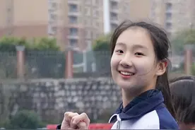 太有爱！长沙一初中女生手绘2.2米长卷漫画，纪念三年美好时光图片