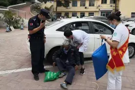威海一七旬老人倒在市立医院停车场，安保、医生火速接力处理险情图片