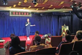 “看世界”的顾老师，咋在郑州玩起脱口秀？图片