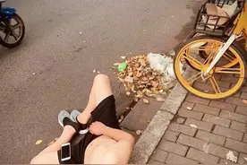 今早杭州一小伙躺在街边怎么叫都不醒，原来......他喝大了图片