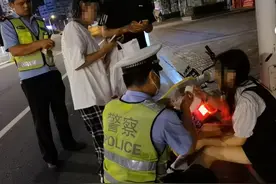 太危险！襄阳两女孩共骑共享电动车摔惨了图片