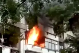 上海奉贤一居民楼液化气钢瓶爆炸燃烧，事故造成2死4伤视频封面