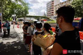 广州中考结束，亲友团花式迎接考生，考场外尽是鲜花和笑脸图片