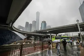 图集｜暴雨下的北京上班早高峰图片
