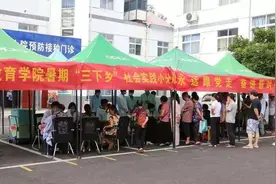 德国留学生爱上中医文化 下乡当“郎中”为村民把脉问诊图片