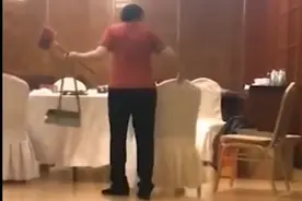 网曝星级酒店服务员用扫帚扫餐桌，酒店回应图片