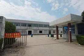 上海金山堆满易燃品的“乐天”厂房已被查封，不整改完毕不复工复产图片