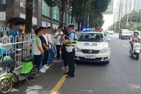 骑电动车你追我赶，未成年安全不容忽视！ |知危险会避险图片