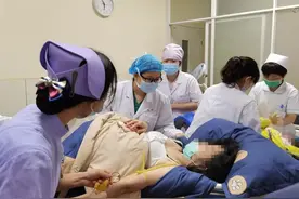 湖南二胎妈妈以为自己肚子痛，结果在家里生下了孩子图片
