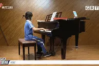 全球首位！11岁失明女孩考取英皇钢琴8级图片