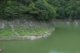 爸爸带儿子去钓鱼，儿子突然不见踪影，咋回事？图片
