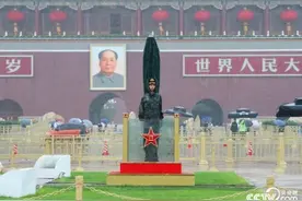 北京天安门：武警战士冒雨站岗执勤图片